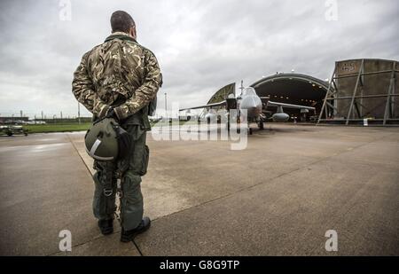 Ein Flugpersonal mit seinem Tornado GR4 bei RAF Marham, während sie sich auf eine Übungsmission vorbereiten, Die Tornados in Marham in Norfolk sollen das Tornado-Geschwader in Akrotiri in Zypern verstärken, um bei Missionen über Syrien zu helfen, um IS zu bombardieren, nachdem die Abgeordneten über die Ausweitung der Bombardierung gegen den Islamischen Staat auf Syrien abgestimmt haben. Stockfoto