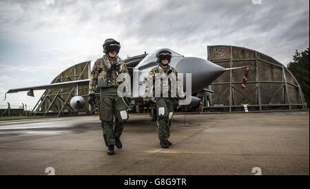 Ein Flugpersonal mit seinem Tornado GR4 bei RAF Marham, während sie sich auf eine Übungsmission vorbereiten, Die Tornados in Marham in Norfolk sollen das Tornado-Geschwader in Akrotiri in Zypern verstärken, um bei Missionen über Syrien zu helfen, um IS zu bombardieren, nachdem die Abgeordneten über die Ausweitung der Bombardierung gegen den Islamischen Staat auf Syrien abgestimmt haben. Stockfoto