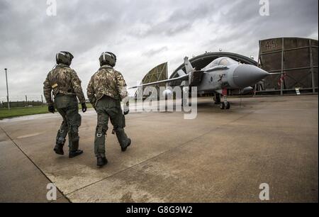 Ein Flugpersonal mit seinem Tornado GR4 bei RAF Marham, während sie sich auf eine Übungsmission vorbereiten, Die Tornados in Marham in Norfolk sollen das Tornado-Geschwader in Akrotiri in Zypern verstärken, um bei Missionen über Syrien zu helfen, um IS zu bombardieren, nachdem die Abgeordneten über die Ausweitung der Bombardierung gegen den Islamischen Staat auf Syrien abgestimmt haben. Stockfoto