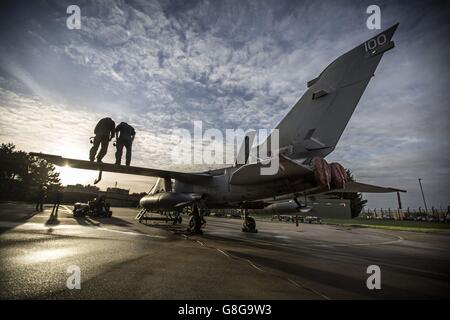 Bodentreffen arbeiten an einem Tornado GR4 von RAF Marham, während es sich auf eine Übungsmission vorbereitet, Die Tornados in Marham in Norfolk sollen das Tornado-Geschwader in Akrotiri in Zypern verstärken, um bei Missionen über Syrien zu helfen, um IS zu bombardieren, nachdem die Abgeordneten über die Ausweitung der Bombardierung gegen den Islamischen Staat auf Syrien abgestimmt haben. Stockfoto