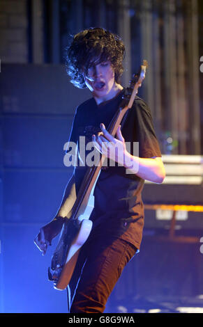 Pretty Vicious live bei der Radio X Road Trip Show im O2 Apollo in Manchester statt. DRÜCKEN Sie VERBANDSFOTO. Bilddatum: Mittwoch, 2. Dezember 2015. Bildnachweis sollte lauten: Martin Rickett/PA Wire Stockfoto