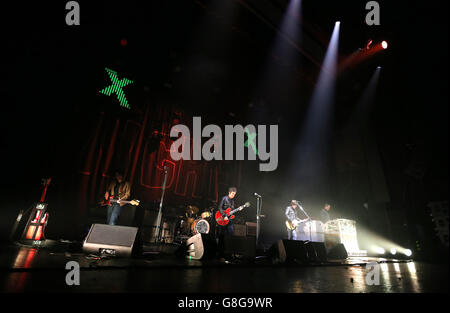 Noel Gallaghers High Flying Birds treten live auf der Radio X Road Trip Show im O2 Apollo in Manchester auf. DRÜCKEN Sie VERBANDSFOTO. Bilddatum: Mittwoch, 2. Dezember 2015. Bildnachweis sollte lauten: Martin Rickett/PA Wire Stockfoto