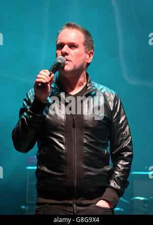 Chris Moyles auf der Bühne der Radio X Road Trip Show im O2 Apollo in Manchester. DRÜCKEN Sie VERBANDSFOTO. Bilddatum: Mittwoch, 2. Dezember 2015. Bildnachweis sollte lauten: Martin Rickett/PA Wire Stockfoto