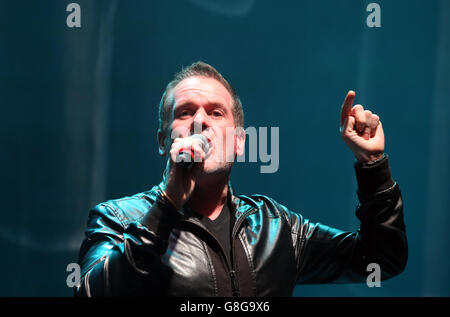 Chris Moyles auf der Bühne der Radio X Road Trip Show im O2 Apollo in Manchester. DRÜCKEN Sie VERBANDSFOTO. Bilddatum: Mittwoch, 2. Dezember 2015. Bildnachweis sollte lauten: Martin Rickett/PA Wire Stockfoto