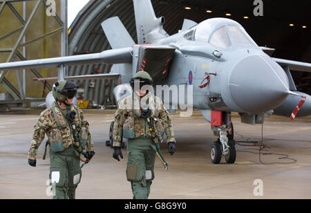 Ein Flugpersonal mit seinem Tornado GR4 bei RAF Marham, während sie sich auf eine Übungsmission vorbereiten, Die Tornados in Marham in Norfolk sollen das Tornado-Geschwader in Akrotiri in Zypern verstärken, um bei Missionen über Syrien zu helfen, um IS zu bombardieren, nachdem die Abgeordneten über die Ausweitung der Bombardierung gegen den Islamischen Staat auf Syrien abgestimmt haben. Stockfoto