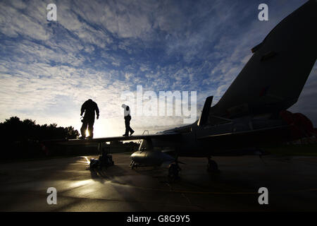 Bodentreffen arbeiten an einem Tornado GR4 von RAF Marham, während es sich auf eine Übungsmission vorbereitet, Die Tornados in Marham in Norfolk sollen das Tornado-Geschwader in Akrotiri in Zypern verstärken, um bei Missionen über Syrien zu helfen, um IS zu bombardieren, nachdem die Abgeordneten über die Ausweitung der Bombardierung gegen den Islamischen Staat auf Syrien abgestimmt haben. Stockfoto