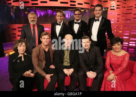 (Von links nach rechts) Lily Tomlin, Graham Norton, Chris Hemsworth, Humphrey Berney, Ron Howard, Stephen Bowman, Kevin Bridges, Ollie Baines und Dame Shirley Bassey während der Dreharbeiten zur Graham Norton Show in den London Studios im Süden Londons, die am Freitagabend auf BBC One ausgestrahlt werden. Stockfoto