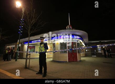 Stich aus Leytonstein. Die Polizei sperrte die U-Bahn-Station Leytonstone im Osten Londons nach einem Messer-Vorfall ab. Stockfoto