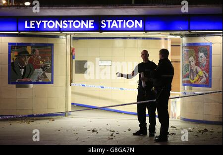 Stich aus Leytonstein. Die Polizei sperrte die U-Bahn-Station Leytonstone im Osten Londons nach einem Messer-Vorfall ab. Stockfoto