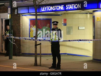 Die Polizei sperrte die U-Bahn-Station Leytonstone im Osten Londons nach einem Messer-Zwischenfall ab. Stockfoto