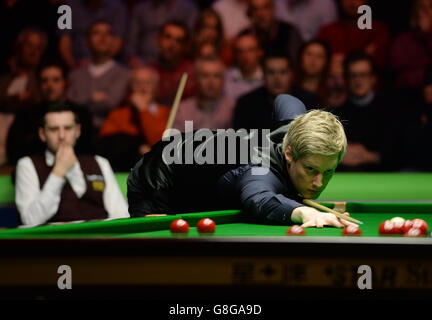 Neil Robertson am Tisch in seinem Halbfinalspiel gegen Mark Selby am 11. Tag der Betway UK Snooker Championship 2015 beim York Barbican, York. Stockfoto