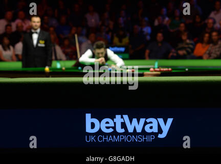 Mark Selby am Tisch in seinem Halbfinalspiel gegen Neil Robertson am 11. Tag der Betway UK Snooker Championship 2015 beim York Barbican, York. Stockfoto