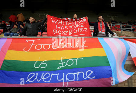 Whitehawk-Fans kommen zum Emirates FA Cup, dem zweiten Spiel im Chigwell Construction Stadium, Dagenham. Stockfoto