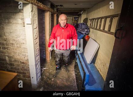 Jim Renwick geht durch seinen überfluteten Keller in Hawick, Schottland, nachdem der Fluss Teviot seine Ufer platzte, nachdem der Sturm Desmond Großbritannien zerriss und starke Winde und heftigen Regen brachte. Stockfoto