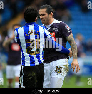 Sheffield Mittwoch gegen Derby Couny - Sky Bet Championship - Hillsborough. Alex Lopez von Sheffield Wednesday und Bradley Johnson von Derby County (rechts) argumentieren Stockfoto