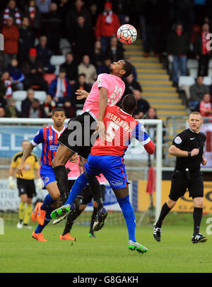 Nyron Nosworthy (unten) von Dagenham und Redbridge fordert Danny Mills von Whitehawk zum Emirates FA Cup, dem zweiten Spiel im Chigwell Construction Stadium, Dagenham. Stockfoto