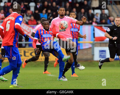 Nyron Nosworthy (links) von Dagenham und Redbridge fordert Danny Mills von Whitehawk zum Emirates FA Cup, dem zweiten Spiel im Chigwell Construction Stadium, Dagenham. Stockfoto