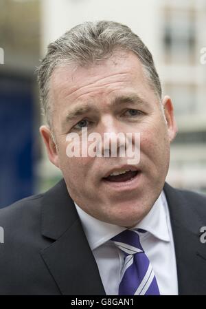 Kommandant Richard Walton, der das Met's Counter Terrorism Command (SO15) leitet, spricht vor New Scotland Yard in London vor Medienvertretern nach einem Messerangriff auf der Leytonstone U-Bahn-Station. Stockfoto