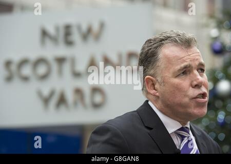 Kommandant Richard Walton, der das Met's Counter Terrorism Command (SO15) leitet, spricht vor New Scotland Yard in London vor Medienvertretern nach einem Messerangriff auf der Leytonstone U-Bahn-Station. Stockfoto