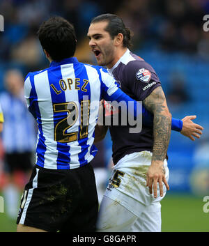 Sheffield Mittwoch gegen Derby Couny - Sky Bet Championship - Hillsborough. Alex Lopez von Sheffield Wednesday und Bradley Johnson von Derby County (rechts) argumentieren Stockfoto