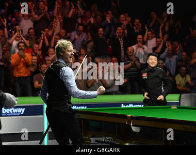 Neil Robertson feiert im letzten Spiel gegen Liang Wenbo am 12. Tag der 2015 Betway UK Snooker Championship beim York Barbican, York, eine maximale Ausreissergruppe von 147 Punkten. Stockfoto