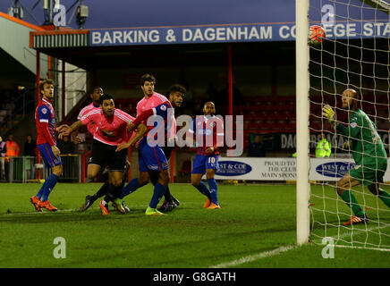 Whitehawks Jordan Rose (Dritter links) erzielt beim zweiten Runden-Match im Chigwell Construction Stadium, Dagenham, ein Tor zur Verletzungszeit beim Emirates FA Cup. Stockfoto