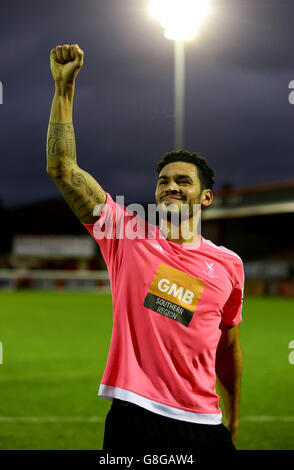 Whitehawks Jordan Rose würdigt die Fans, als er das Feld nach dem zweiten Spiel des Emirates FA Cup im Chigwell Construction Stadium, Dagenham, verlässt. Stockfoto