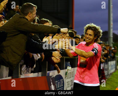 Whitehawks Sergio Torres feiert mit seinen Fans, als er nach dem zweiten Runde des Emirates FA Cup im Chigwell Construction Stadium, Dagenham, das Feld verlässt. Stockfoto