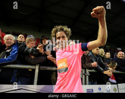 Whitehawks Sergio Torres feiert mit seinen Fans, als er nach dem zweiten Runde des Emirates FA Cup im Chigwell Construction Stadium, Dagenham, das Feld verlässt. Stockfoto