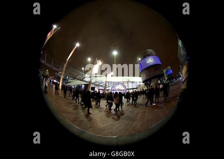 Fans machen sich auf den Weg in die 02 Arena vor dem Capital FM Jingle Bell Ball 2015 in der O2 Arena, London statt Stockfoto