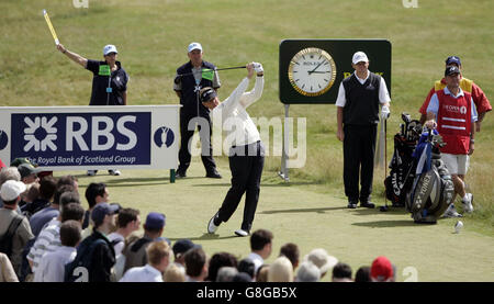 Golf - 134. Open Championship 2005 - St Andrews. Der schottische Colin Montgomerie schlägt am vierten Loch ab. Stockfoto