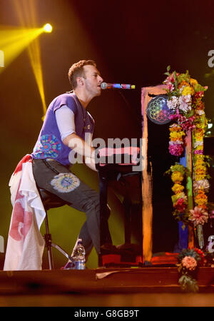 LONDON, ENGLAND - 28 Juni: Chris Martin von Coldplay führt auf der Bühne während der Sentebale Konzert im Kensington Palace am 28. Juni 2016 in London, England. Sentebale wurde von Prinz Harry und Prinz Seeiso von Lesotho vor über zehn Jahren gegründet. Es hilft, die schwachen und HIV-positive Kinder von Lesotho und Botsuana. (Foto: Tabatha Feuerwehrmann/Getty Images) Stockfoto