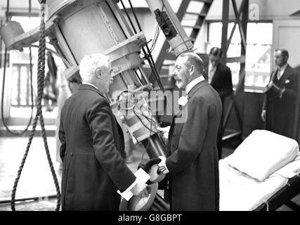 König George V mit dem großen Äquatorialteleskop am Royal Observatory, Greenwich. Stockfoto