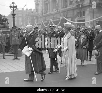 König George V und Queen Mary kommen zur Eröffnung des Gladstone Docks in Liverpool. Stockfoto