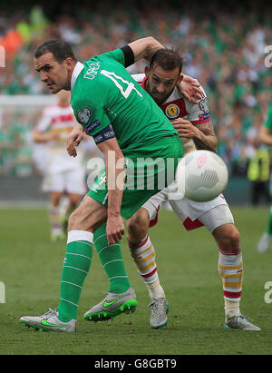 Fußball - UEFA-Europameisterschaft Qualifikation - Gruppe D - Republik Irland - Schottland - Aviva Stadium. John O'Shea (links) der Republik Irland und Steven Fletcher aus Schottland kämpfen um den Ball Stockfoto