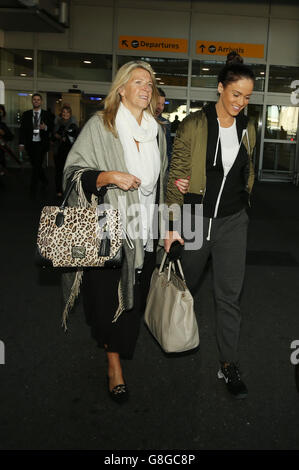 I'm A Celebrity Get Me Out of Here 2015 Gewinnerin Vicky Pattison spaziert mit ihrer Mutter Caroll durch den Flughafen Heathrow, nachdem sie aus Australien zurückgekehrt ist. Stockfoto