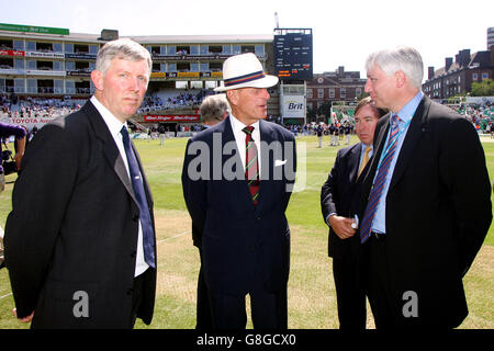 S.H. der Duke of Edinburgh trifft den CEO der OCS Group Chris Cracknell (r) Brit Insurance CEO Dane Douetil (zweite rechts) Und Taylor Woodrow Project Manager Colin Howell (l) Stockfoto