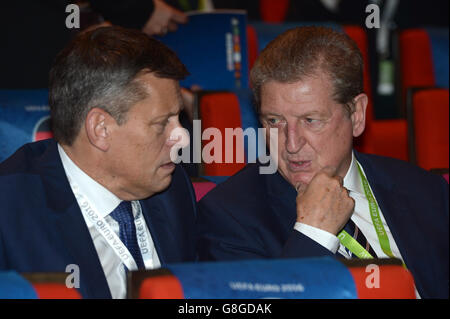 England-Manager Roy Hodgson (rechts) spricht mit dem FA-Chef Martin Glenn (links) während der UEFA Euro 2016-Ziehung in Paris, Frankreich. Stockfoto