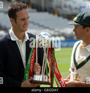 England Kapitän Michael Vaughan (L) und Australien Kapitän Ricky Ponting mit der npower Ashes Test Series Trophäe. Stockfoto