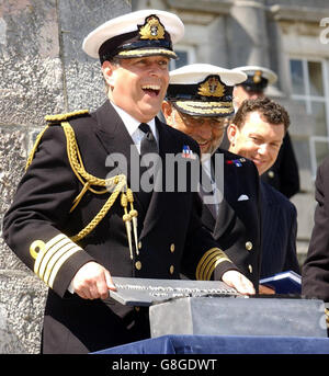 Der britische Herzog von York lacht, als er im Rahmen der Feierlichkeiten zum hundertjährigen Bestehen des Britannia Royal Naval College in Dartmouth den Deckel auf eine neue Zeitkapsel legt. Stockfoto