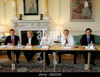 Der britische Premierminister Tony Blair (Zweiter, rechts) und die Staatssekretärin für Bildung und Fähigkeiten Ruth Kelly (C) treffen sich mit einer Gruppe von Schulleiterinnen und -Lehrern als Teil der Speerspitze für Schuldisziplin und Verhalten. Stockfoto