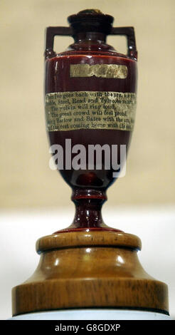 Die Asche wird im Museum am Lords Cricket Ground, St. John's Wood, ausgestellt. Die Urne der Asche ist seit der Präsentation durch Lord Darnleys in Australien geborene Witwe Florence ein Bestandteil des Lord's Museums. Stockfoto