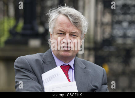 Les Allamby, Chief Commissioner der Northern Ireland Human Rights Commission (NIHRC) vor dem Crown Court in Belfast, nachdem Richter Horner entschieden hatte, dass das aktuelle Abtreibungsgesetz in Nordirland mit dem Menschenrechtsgesetz „unvereinbar“ sei. Stockfoto