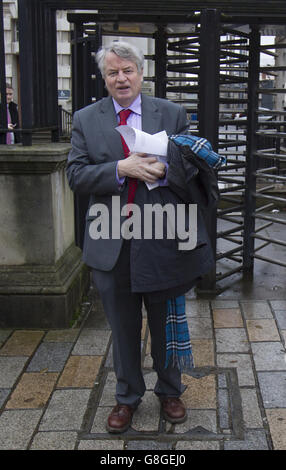 Les Allamby, Chief Commissioner der Northern Ireland Human Rights Commission (NIHRC) vor dem Crown Court in Belfast, nachdem Richter Horner entschieden hatte, dass das aktuelle Abtreibungsgesetz in Nordirland mit dem Menschenrechtsgesetz „unvereinbar“ sei. Stockfoto