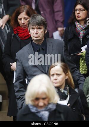 Autor Ian Rankin nach dem Begräbnis von William McIlvanney vor der Gedenkkapelle an der University of Glasgow in Schottland. Stockfoto