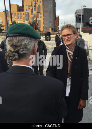 Claire Blackman (rechts), die Frau des Sergeanten Alexander Blackman, einer Royal Marine, die wegen Mordes an einem afghanischen Aufständischen verurteilt wurde, nimmt an einer "Justice for Marine A"-Kundgebung im Eastside Park, Birmingham, Teil. Stockfoto