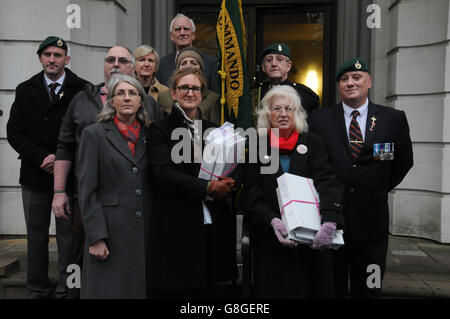 Claire Blackman (Frontmitte), die Frau des Sergeanten Alexander Blackman, einem Royal Marine, der des Mordes an einem afghanischen Aufständischen verurteilt wurde, steht mit Unterstützern in Birmingham zusammen, die neue Rechtsdokumente halten, die der Strafprozesskommission übergeben werden. Stockfoto