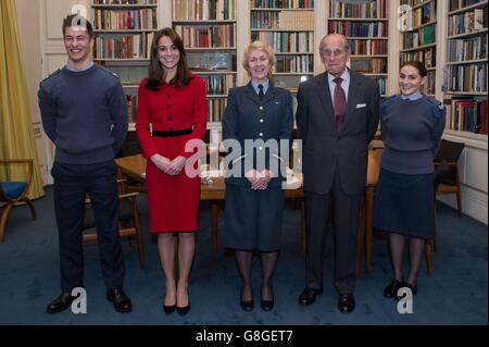 Cadet Sergeant Tommy Dade (ganz links) und Cadet Sergeant Bronwyn Jacobs (ganz rechts) stehen mit dem Duke of Edinburgh (zweite rechts) zusammen, als er Air Commodore, Dawn McCafferty, Kommandant der Air Cadet Organisation (Mitte) im Buckingham Palace in London, trifft. Als er sich vom Posten des Air Commodore in Chief und anläßlich der Herzogin von Cambridge (zweite links) zum Ehrenkommandanten der Air Cadets zurückzog. Stockfoto