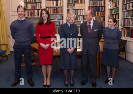 Cadet Sergeant Tommy Dade (ganz links) und Cadet Sergeant Bronwyn Jacobs (ganz rechts) stehen mit dem Duke of Edinburgh (zweite rechts) zusammen, als er Air Commodore, Dawn McCafferty, Kommandant der Air Cadet Organisation (Mitte) im Buckingham Palace in London, trifft. Als er sich vom Posten des Air Commodore in Chief und anläßlich der Herzogin von Cambridge (zweite links) zum Ehrenkommandanten der Air Cadets zurückzog. Stockfoto
