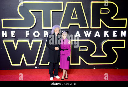 Brian May und seine Frau Anita Dobson nahmen an der europäischen Premiere von Star Wars: The Force Awakens am Leicester Square in London Teil. DRÜCKEN Sie VERBANDSFOTO. Siehe PA Geschichte SHOWBIZ StarWars. Bilddatum: Mittwoch, 16. Dezember 2015. Bildnachweis sollte lauten: Anthony Devlin/PA Wire Stockfoto